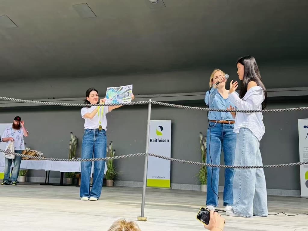 Enhui Wang recevant son prix sur scène