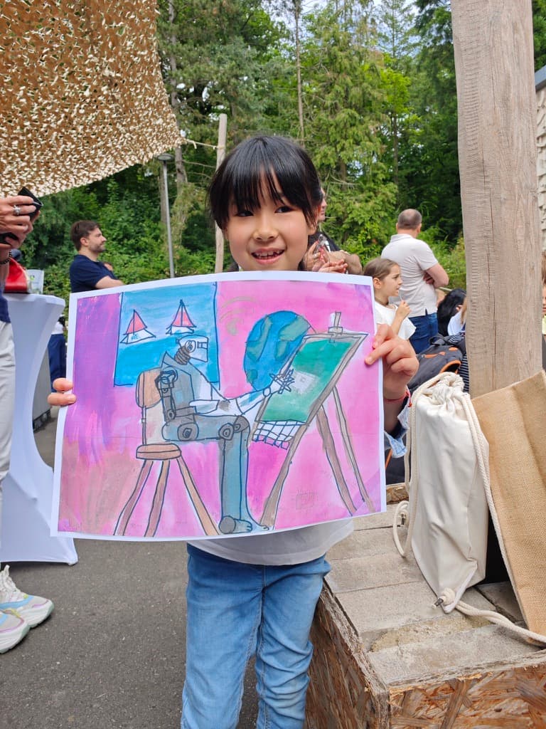 Michelle Zhang avec sa peinture lauréate de la première place — catégorie 7 ans